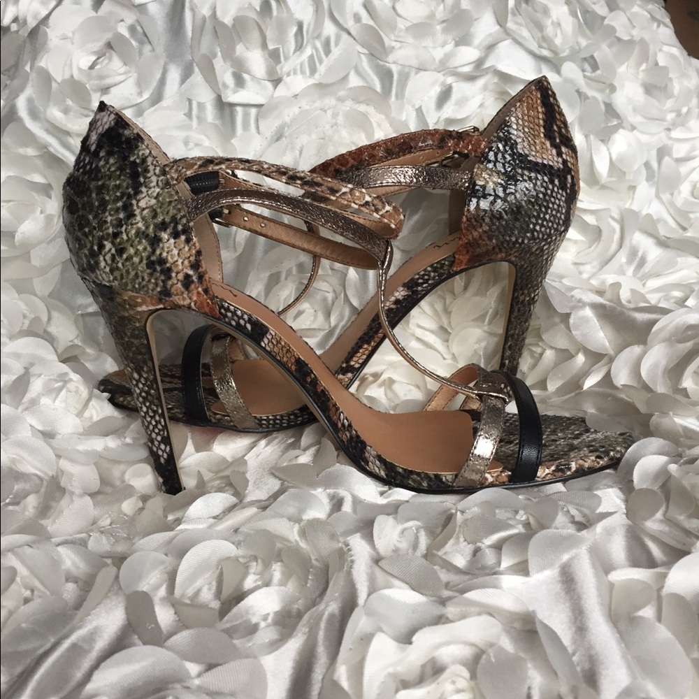 🦋 Snake print ankle strap T strap heels